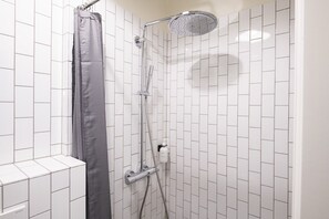 Badkamer met douche
