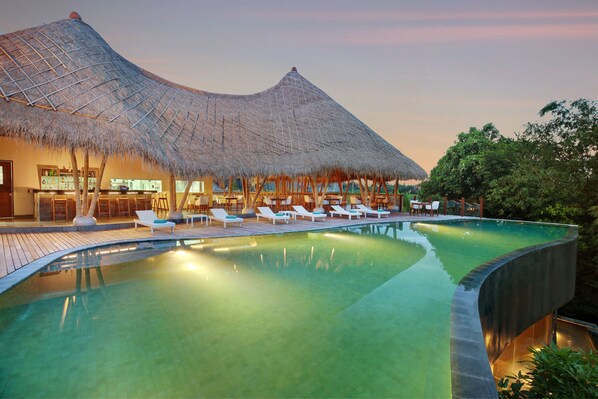 Bar junto a la piscina