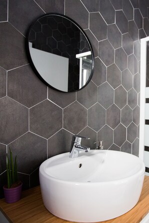 Bathroom sink