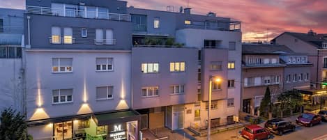 Overnatningsstedets facade – aften/nat