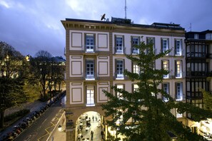 Fassade der Unterkunft – Abend/Nacht