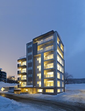 Overnatningsstedets facade – aften/nat