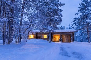Front of property â evening/night