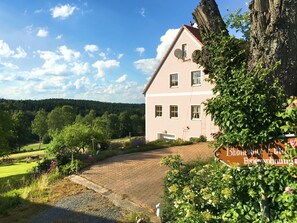 Außenseite Ferienhaus [Sommer]