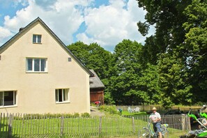 Stugans exteriör [sommar]