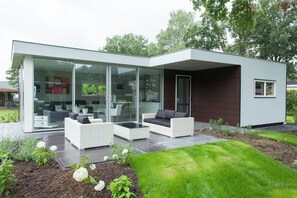 Stugans exteriör [sommar]
