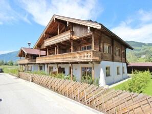 Stugans exteriör [sommar]