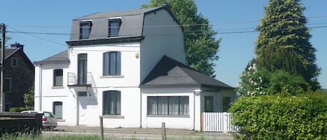 Außenseite Ferienhaus [Sommer]