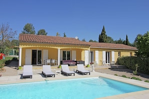 Außenseite Ferienhaus [Sommer]