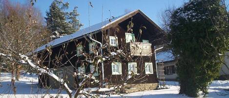 Außenseite Ferienhaus [Winter]