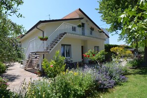 Außenseite Ferienhaus [Sommer]