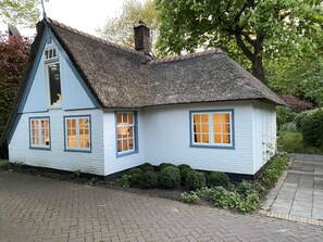 Stugans exteriör [sommar]