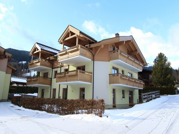 Stugans exteriör [vinter]
