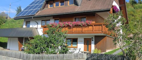 Außenseite Ferienhaus [Sommer]