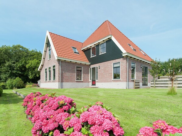 Stugans exteriör [sommar]