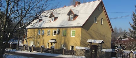 Außenseite Ferienhaus [Winter]