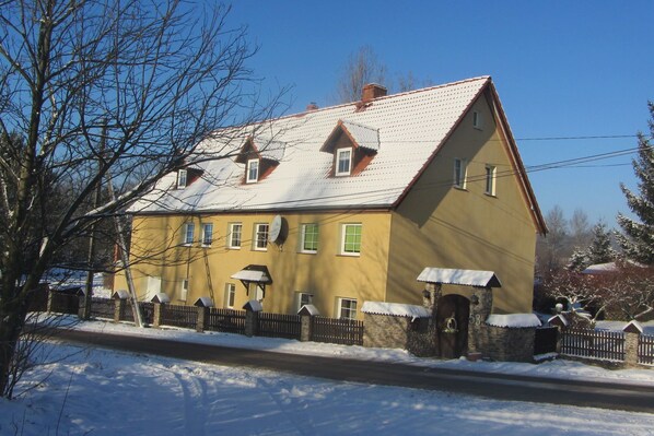 Stugans exteriör [vinter]