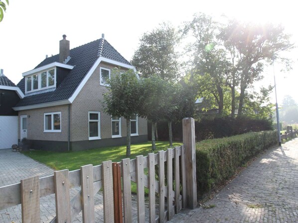 Stugans exteriör [sommar]
