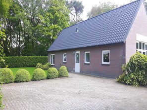 Stugans exteriör [sommar]