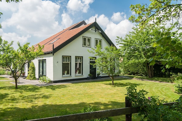 Außenseite Ferienhaus [Sommer]