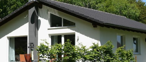 Außenseite Ferienhaus [Sommer]