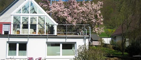 Außenseite Ferienhaus [Sommer]