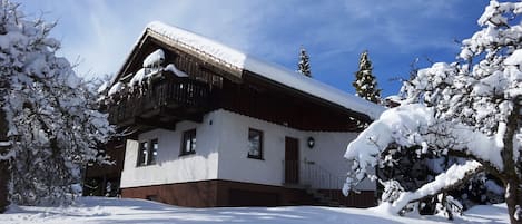 Außenseite Ferienhaus [Winter]