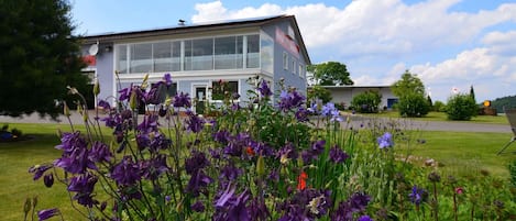 Außenseite Ferienhaus [Sommer]