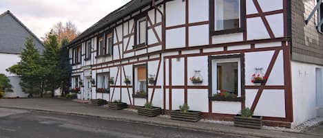 Außenseite Ferienhaus [Sommer]