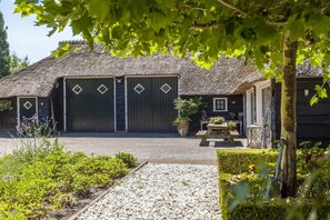 Stugans exteriör [sommar]