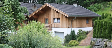 Außenseite Ferienhaus [Sommer]