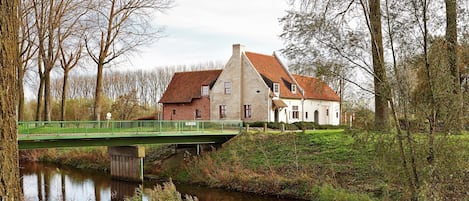 Außenseite Ferienhaus [Sommer]