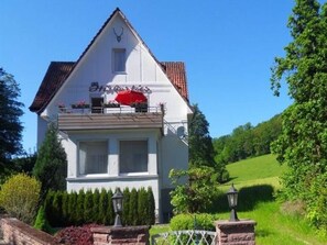 Stugans exteriör [sommar]