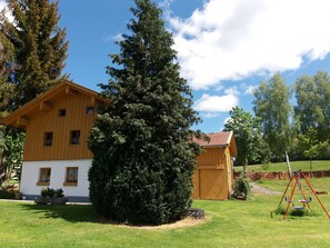 Stugans exteriör [sommar]