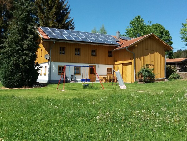Stugans exteriör [sommar]