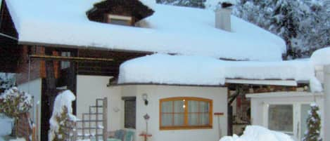 Außenseite Ferienhaus [Winter]