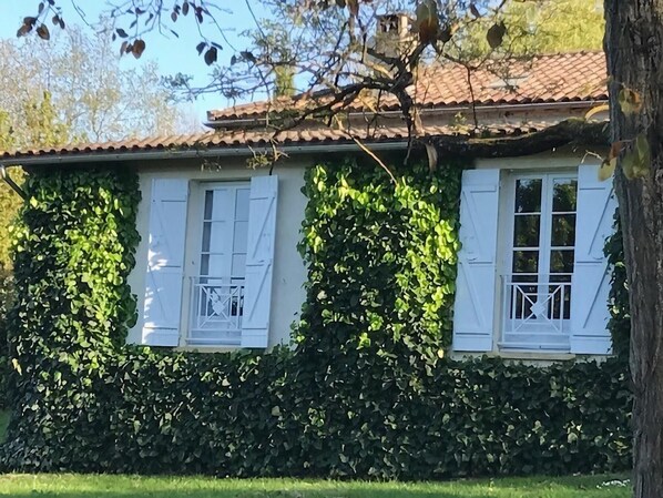 Außenseite Ferienhaus [Sommer]
