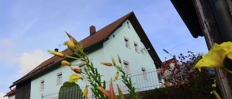 Außenseite Ferienhaus [Sommer]