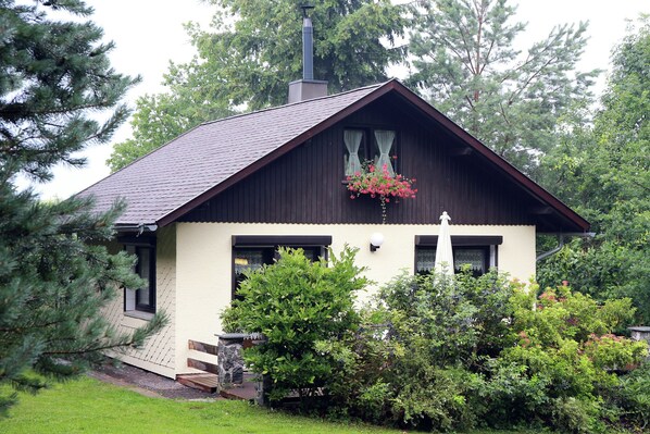 Außenseite Ferienhaus [Sommer]