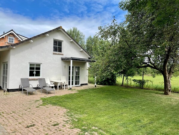 Stugans exteriör [sommar]