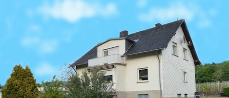 Außenseite Ferienhaus [Sommer]