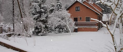 Außenseite Ferienhaus [Winter]