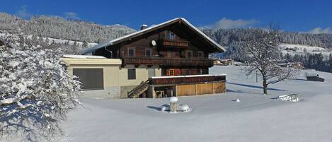 Außenseite Ferienhaus [Winter]