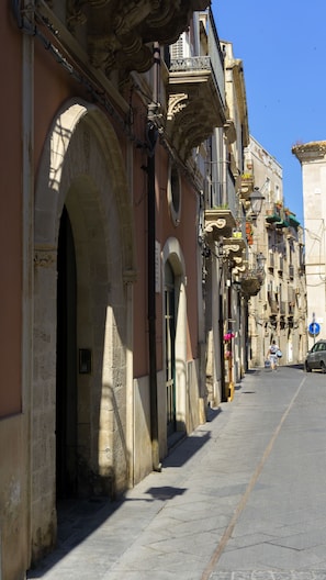 Vista frontal de la propiedad