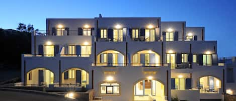 Fassade der Unterkunft – Abend/Nacht