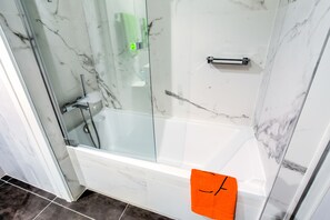 Ducha del cuarto de baño