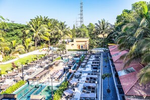 Swim-up bar