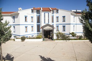Vista frontal de la propiedad