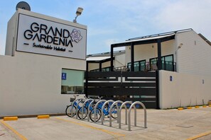 Vista frontal de la propiedad