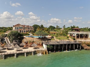 Vista frontal de la propiedad